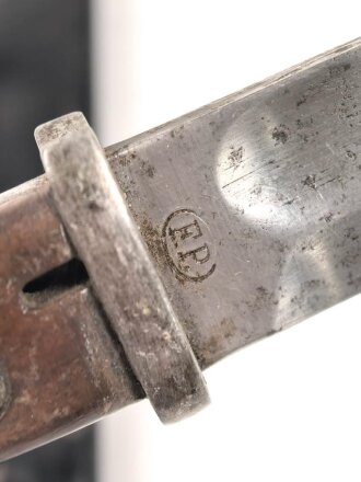 1. Weltkrieg, Seitengewehr 14 in Stahlblechscheide. Die Scheide verbeult und neuzeitlich lackiert