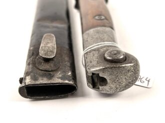 1. Weltkrieg, Seitengewehr 14 in Stahlblechscheide. Die Scheide verbeult und neuzeitlich lackiert