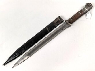 1. Weltkrieg, Seitengewehr 14 in Stahlblechscheide. Die Scheide verbeult und neuzeitlich lackiert