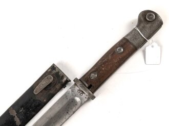 1. Weltkrieg, Seitengewehr 14 in Stahlblechscheide. Die Scheide verbeult und neuzeitlich lackiert