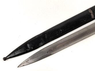 1. Weltkrieg, Seitengewehr 14 in Stahlblechscheide. Die Scheide verbeult und neuzeitlich lackiert