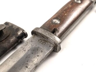 1. Weltkrieg, Seitengewehr 14 in Stahlblechscheide. Die Scheide verbeult und neuzeitlich lackiert