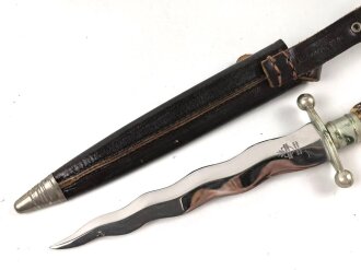 Deutschland nach 1945, Dolch mit Flammenklinge "Rehwappen " Messer in Stil eines Grabendolches aus dem 1. Weltkrieg.