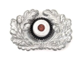 Eichenlaubkranz mit Kokarde für eine Schirmmütze des Heeres. Zink versilbert, ein Splint fehlt