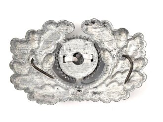 Eichenlaubkranz mit Kokarde für eine Schirmmütze des Heeres. Zink versilbert, ein Splint fehlt