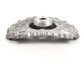 Eichenlaubkranz mit Kokarde für eine Schirmmütze des Heeres. Zink versilbert, ein Splint fehlt