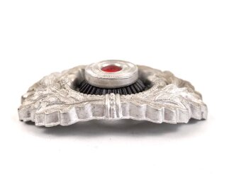 Eichenlaubkranz mit Kokarde für eine Schirmmütze des Heeres. Aluminium