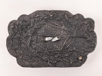 Eichenlaubkranz mit Kokarde für eine Schirmmütze für Offiziere des Heeres. Handgestickte Ausführung, leichter Mottenschaden