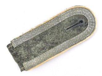 Heer, einzelne Schulterklappe für einen Unteroffizier der Infanterie, Länge etwa 11cm
