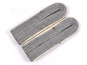 Heer, Paar Schulterklappen für einen Leutnant der Infanterie, Länge etwa 11cm, verunreinigt
