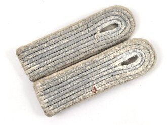 Heer, Paar Schulterklappen für einen Leutnant der Infanterie, Länge etwa 11cm, verunreinigt