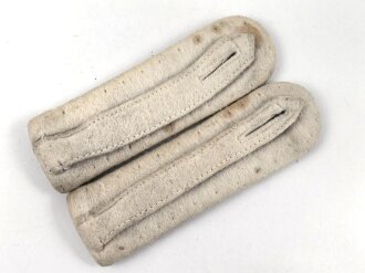 Heer, Paar Schulterklappen für einen Leutnant der Infanterie, Länge etwa 11cm, verunreinigt