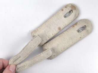 Heer, Paar Schulterklappen für einen Leutnant der Infanterie, Länge etwa 11cm, verunreinigt