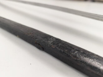 Frankreich, Säbel mit Lederscheide, diese zum Teil mit älterer Reparatur. Hersteller Klingenthal