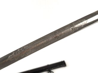 Bayern, Säbel für Infanterie Offiziere Modell 1855.  Scheide Originallack, das Gefäß neuzeitlich mit goldbronze lackiert. Saubere Klinge mit beidseitiger Ätzung " In Treue Fest"