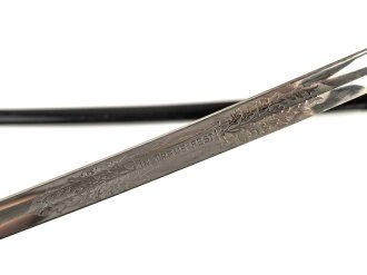 Bayern, Säbel für Infanterie Offiziere Modell 1855.  Scheide Originallack, das Gefäß neuzeitlich mit goldbronze lackiert. Saubere Klinge mit beidseitiger Ätzung " In Treue Fest"