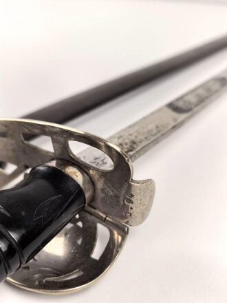 Preußen, Kavallerie Degen KD89 für einen Angehörigen im " Husaren Regiment No. 16"  Doppelseitig Geäzte Klinge, Klingenschraube anscheinend verkantet eingedreht, Griff wackelt