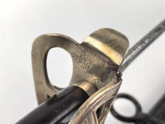 Preußen, Kavallerie Degen KD89 für einen Angehörigen im " Husaren Regiment No. 7"  Doppelseitig Geäzte Klinge, die Scheide original lackiert. Das Griffstück mit Reparaturstelle