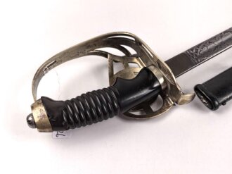 Preußen, Kavallerie Degen KD89 für einen Angehörigen im " Husaren Regiment No. 7"  Doppelseitig Geäzte Klinge, die Scheide original lackiert. Das Griffstück mit Reparaturstelle