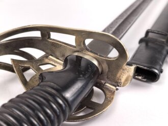 Preußen, Kavallerie Degen KD89 für einen Angehörigen im " Husaren Regiment No. 7"  Doppelseitig Geäzte Klinge, die Scheide original lackiert. Das Griffstück mit Reparaturstelle