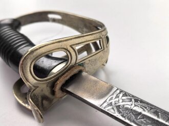 Preußen, Kavallerie Degen KD89 für einen Angehörigen im " Husaren Regiment No. 7"  Doppelseitig Geäzte Klinge, die Scheide original lackiert. Das Griffstück mit Reparaturstelle