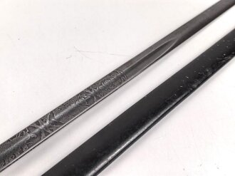 Preußen, Kavallerie Degen KD89 für einen Angehörigen im " Husaren Regiment No. 7"  Doppelseitig Geäzte Klinge, die Scheide original lackiert. Das Griffstück mit Reparaturstelle