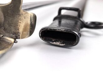 Preußen, Kavallerie Degen KD89 für einen Angehörigen im " Husaren Regiment No. 7"  Doppelseitig Geäzte Klinge, die Scheide original lackiert. Das Griffstück mit Reparaturstelle