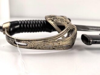 Preußen, Kavallerie Degen KD89 für einen Angehörigen im " Husaren Regiment No. 7"  Doppelseitig Geäzte Klinge, die Scheide original lackiert. Das Griffstück mit Reparaturstelle