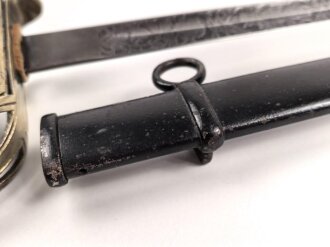 Preußen, Kavallerie Degen KD89 für einen Angehörigen im " Husaren Regiment No. 7"  Doppelseitig Geäzte Klinge, die Scheide original lackiert. Das Griffstück mit Reparaturstelle