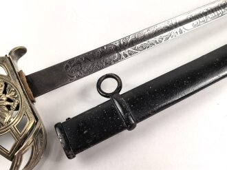 Preußen, Kavallerie Degen KD89 für einen Angehörigen im " Husaren Regiment No. 7"  Doppelseitig Geäzte Klinge, die Scheide original lackiert. Das Griffstück mit Reparaturstelle