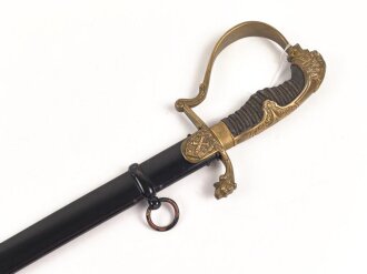 Preußen, Säbel für einen Offizier der Artillerie. Doppelseitig geätzte Klinge, wuchtiges Gefäß mit gut erhaltenem Griffstück. Scheide original lackiert ?