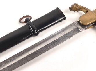 Preußen, Säbel für einen Offizier der Artillerie. Doppelseitig geätzte Klinge, wuchtiges Gefäß mit gut erhaltenem Griffstück. Scheide original lackiert ?