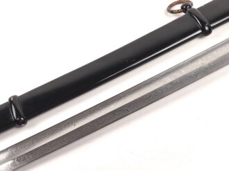 Preußen, Säbel für einen Offizier der Artillerie. Doppelseitig geätzte Klinge, wuchtiges Gefäß mit gut erhaltenem Griffstück. Scheide original lackiert ?