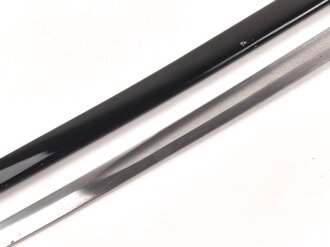 Preußen, Säbel für einen Offizier der Artillerie. Doppelseitig geätzte Klinge, wuchtiges Gefäß mit gut erhaltenem Griffstück. Scheide original lackiert ?