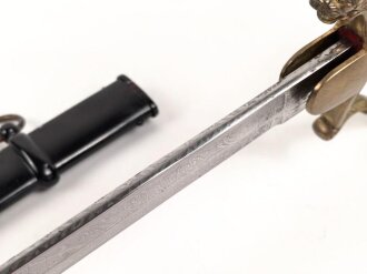 Preußen, Säbel für einen Offizier der Artillerie. Doppelseitig geätzte Klinge, wuchtiges Gefäß mit gut erhaltenem Griffstück. Scheide original lackiert ?