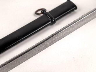 Preußen, Säbel für einen Offizier der Artillerie. Doppelseitig geätzte Klinge, wuchtiges Gefäß mit gut erhaltenem Griffstück. Scheide original lackiert ?