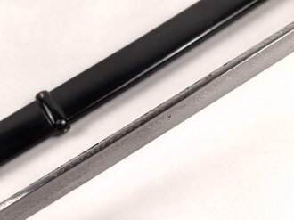 Preußen, Säbel für einen Offizier der Artillerie. Doppelseitig geätzte Klinge, wuchtiges Gefäß mit gut erhaltenem Griffstück. Scheide original lackiert ?