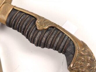 Preußen, Säbel für einen Offizier der Artillerie. Doppelseitig geätzte Klinge, wuchtiges Gefäß mit gut erhaltenem Griffstück. Scheide original lackiert ?