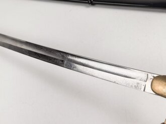 Preußen, Säbel für einen Offizier der Artillerie. Doppelseitig geätzte Klinge, wuchtiges Gefäß mit gut erhaltenem Griffstück. Scheide original lackiert ?