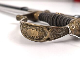 Preußen, Säbel für einen Offizier der Artillerie. Doppelseitig geätzte Klinge, wuchtiges Gefäß mit gut erhaltenem Griffstück. Scheide original lackiert ?