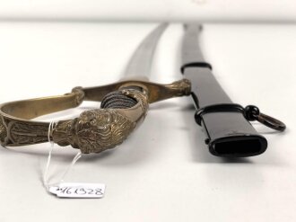 Preußen, Säbel für einen Offizier der Artillerie. Doppelseitig geätzte Klinge, wuchtiges Gefäß mit gut erhaltenem Griffstück. Scheide original lackiert ?
