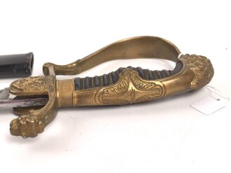 Preußen, Säbel für einen Offizier der Artillerie. Doppelseitig geätzte Klinge, wuchtiges Gefäß mit gut erhaltenem Griffstück. Scheide original lackiert ?