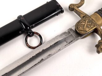 Preußen, Säbel für einen Offizier der Artillerie. Doppelseitig geätzte Klinge, wuchtiges Gefäß mit gut erhaltenem Griffstück. Scheide original lackiert ?