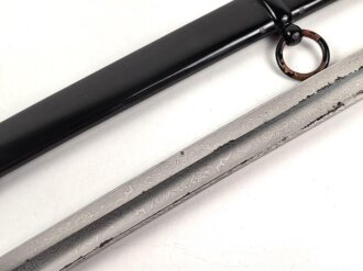 Preußen, Säbel für einen Offizier der Artillerie. Doppelseitig geätzte Klinge, wuchtiges Gefäß mit gut erhaltenem Griffstück. Scheide original lackiert ?