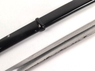 Preußen, Säbel für einen Offizier der Artillerie. Doppelseitig geätzte Klinge, wuchtiges Gefäß mit gut erhaltenem Griffstück. Scheide original lackiert ?