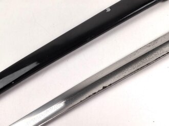 Preußen, Säbel für einen Offizier der Artillerie. Doppelseitig geätzte Klinge, wuchtiges Gefäß mit gut erhaltenem Griffstück. Scheide original lackiert ?