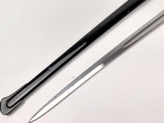 Preußen, Säbel für einen Offizier der Artillerie. Doppelseitig geätzte Klinge, wuchtiges Gefäß mit gut erhaltenem Griffstück. Scheide original lackiert ?