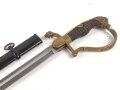 Preußen, Säbel für einen Offizier der Artillerie. Doppelseitig geätzte Klinge, wuchtiges Gefäß mit gut erhaltenem Griffstück. Scheide original lackiert ?
