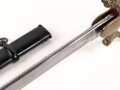 Preußen, Säbel für einen Offizier der Artillerie. Doppelseitig geätzte Klinge, wuchtiges Gefäß mit gut erhaltenem Griffstück. Scheide original lackiert ?