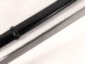 Preußen, Säbel für einen Offizier der Artillerie. Doppelseitig geätzte Klinge, wuchtiges Gefäß mit gut erhaltenem Griffstück. Scheide original lackiert ?